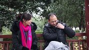 骗子夫妻大街乞讨，小伙儿倾囊相助，结局却令人心寒！