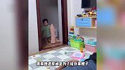 爸爸照顾女儿累睡着，1岁小棉袄蹒跚抱来被子给爸爸盖上：她是我的天使