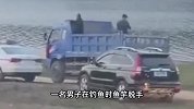 40多岁男子钓鱼时鱼竿脱手，脱衣下水追竿溺亡