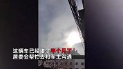 小车疑停车堵楼道口半月，居委会打电话被拉黑，居民不满往车上扔满垃圾