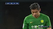 巴坎布禁区内巧妙分球 张玉宁接球后转身抽射稍稍偏出