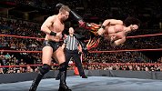 WWE-18年-RAW第1293期：二对三强弱不等赛 罗林斯&巴洛尔VS米兹明星伙伴-单场