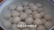 把汤圆倒进滚热的油锅里，立马就变成美食，过年这样做，非常美味