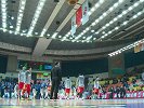 场观众摇旗呐喊模仿福特森个性发型  球员积极备战主场氛围浓烈