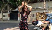 迪丽热巴晒出游美照，身材苗条腰肢纤细，衣服褶皱像地摊货