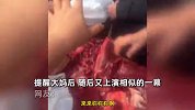 肉摊老板吆喝时大妈拿小刀偷偷割肉，情绪稳定旁若无人，下秒笑喷