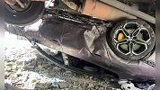 大货车溜车将小米su7卷入车底！车主曝光惨烈现场