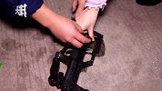 女子深夜拎着“枪”来到消防队，消防员：枪放下！女子：放不下啊