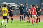显微镜-中国足球差点又闹出罢赛事件 仔细看这是点球还是假摔