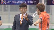亚冠-17赛季-16强首回合-第14分钟受伤 看着都疼！ 西川周作出击撞伤对方-花絮