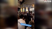 太热情了!法国队赢球后酒店接受夹道欢迎