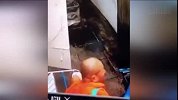 监拍泰国和尚偷女式内裤 鬼鬼祟祟一次6条