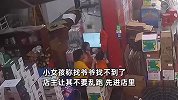 两小女孩淋雨边跑边哭，热心店主察觉异常立马“拦截”，接下来一幕幕引怒赞