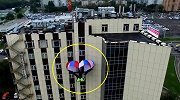 这逃生降落伞，承重150公斤，能平稳落地，住高层也不用怕了