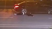 情侣马路中央吵架：女的躺地男的打电话，双双遭碾压