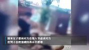 女孩表白被拒后当街扑倒男生，网友：男孩子在外要保护好自己