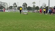 给爷整乐了！越南U17球员模仿C罗庆祝受伤 随后被担架抬走