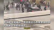 女生扑向艺人车辆被撞倒后爬起接着追，机场：她太疯狂了，拉不走