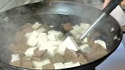 鸭血和豆腐是绝配，5块钱成本烧一大盘，麻辣鲜香，拌米饭好吃到撑