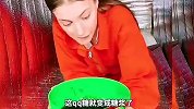 搞笑配音，小姐姐用智慧取糖果，真是太聪明了