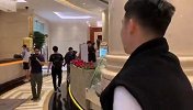 刘殿座国足报道 神情轻松并问候记者新年快乐