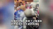 老人哄抢打折面粉场面混乱，大爷甚至爬到面粉袋上，超市：糟蹋了