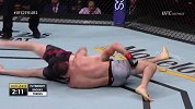 神操作！UFC选手抱摔对手没想到把自己KO了