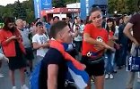 小哥哥有点像赵四附体 美女球迷都忍不住笑了