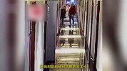 女子休息时遭员工带男子擅开房门，监控里2人有说有笑？酒店回应