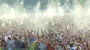 又成啤酒海洋！英格兰进球瞬间球迷再度抛起手中啤酒