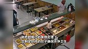 售卖的卷饼被顾客乱摸，老板怒斥后直接全扔掉：要为其他顾客负责