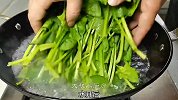 饭店的果仁菠菜为啥好吃，原来做法有诀窍，天热做一盘，开胃下饭