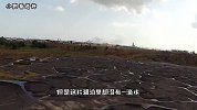 全球最脏的湖泊，湖面全是黑色，却还有人排队去“游泳”！