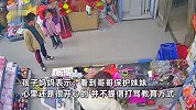 妈妈教育做错事的妹妹，哥哥上前一把将妹妹护在身后：你敢动她一下试试！