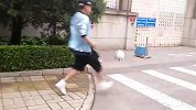 世界杯-14年-苏醒边颠球边预测阿根廷夺冠-新闻