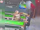 监控下的离谱瞬间，如果不是有监控记录，我是万万不敢相信