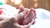 宝妈花4.8万请21岁月嫂，查看监控发现其喂奶时持续猛摇男婴，月子中心回应