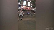 抢戏啊！街头萨克斯风被拄拐老头抢走风头 实在太欢乐