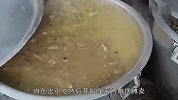 五星级大厨出摊卖小吃，一碗大分量卖10元，每天3大锅准点卖光