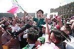 韩国驻墨西哥大使馆成欢乐海洋 韩国大使被扛上肩头比心
