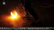 世界杯-14年-印尼青年踢火足球迎世界杯-新闻