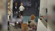 女儿开玩笑在背后突然叫爸爸，下秒被抬脚猛踹飞，捂着肚子哭泣一脸不可思议