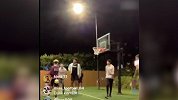 詹姆斯大儿子和小伙伴打野球 小詹很喜欢肆虐篮筐啊