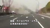 客车与SUV开斗气车，惨遭SUV别车撞上护栏瞬间解体，事发监控曝光！