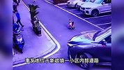 2名儿童在小区道路玩耍，遭汽车碾压致1死1伤，事发监控曝光