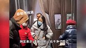贴心！河南大雪胖东来在门口给顾客身上扫雪，工作人员全程微笑