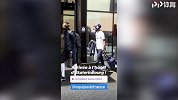 博格巴金丝边眼镜太另类 法国队整装出发获球迷欢呼