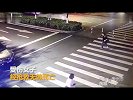 三女子同行过斑马线 中间一人被高速轿车撞飞_超清