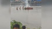广西男子鱼塘中祭拜太婆：岸上四五百人都是宗亲，祖坟不可能搬走