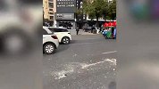 女子开车撞烂十几米护栏，当交警面站车旁淡定比耶拍照：车基本报废了